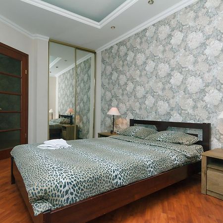Two Bedroom Apartment On Kreschatik, Kyiv Center With Great View Bagian luar foto