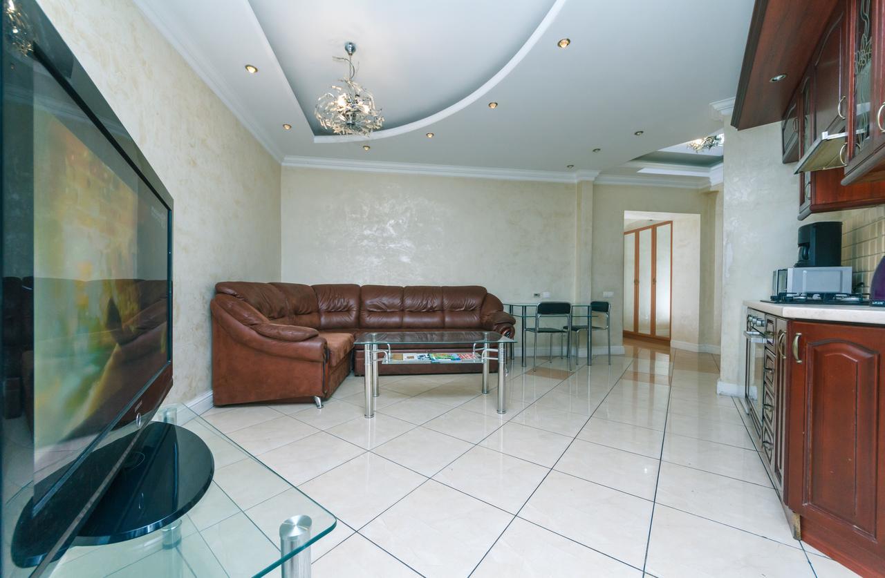 Two Bedroom Apartment On Kreschatik, Kyiv Center With Great View Bagian luar foto