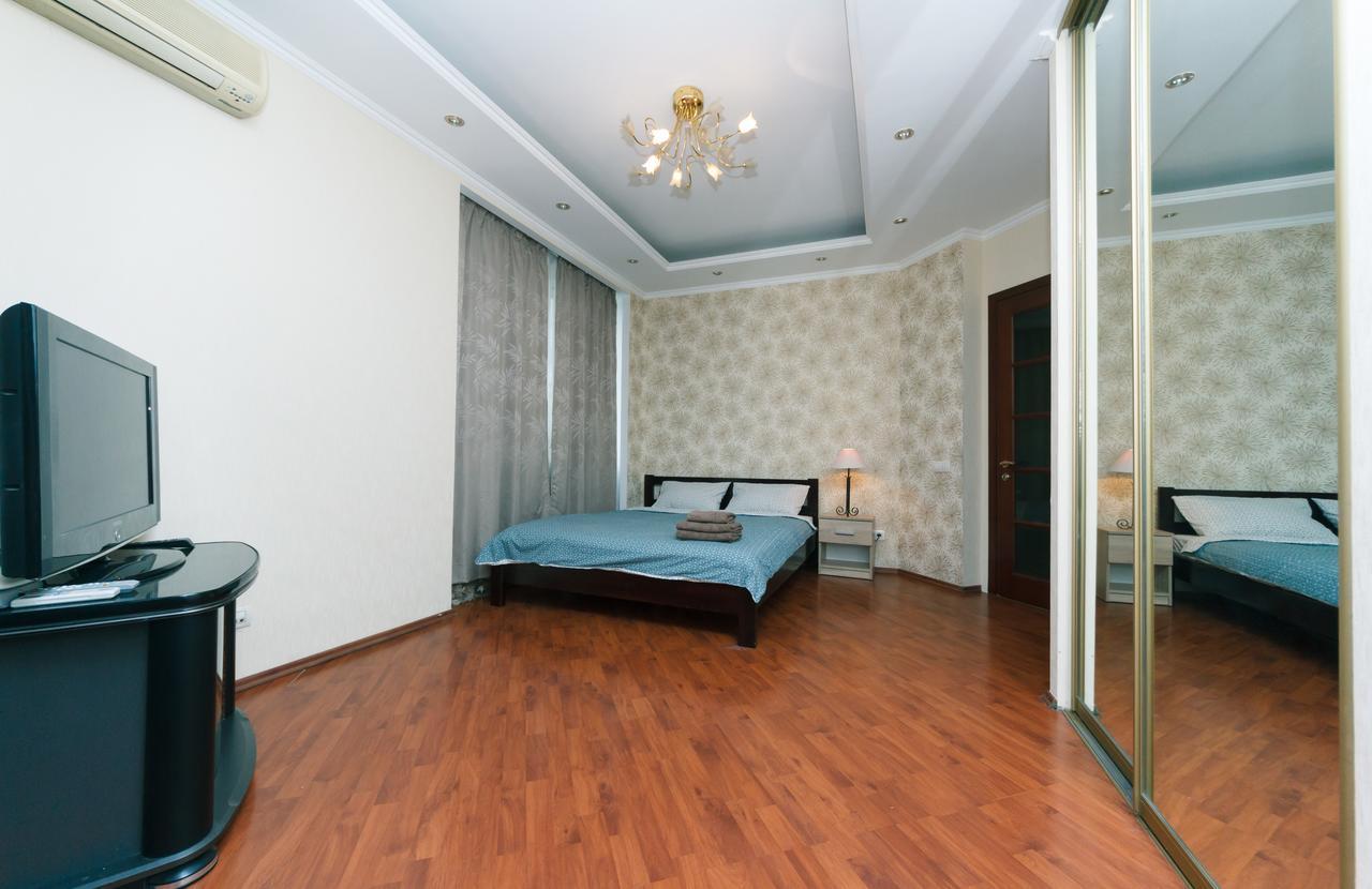 Two Bedroom Apartment On Kreschatik, Kyiv Center With Great View Bagian luar foto